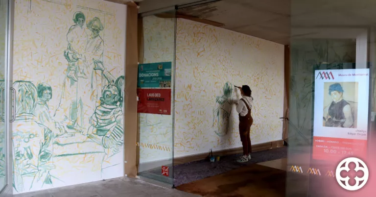 L'artista lleidatana Lily Brick reivindica l'amor per l'art amb un mural al Museu de Montserrat