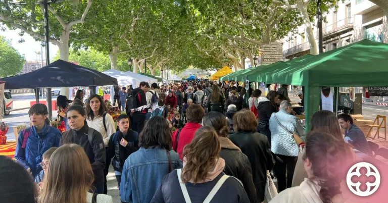 Lleida respira l'aire de Sant Jordi tot i la rutina