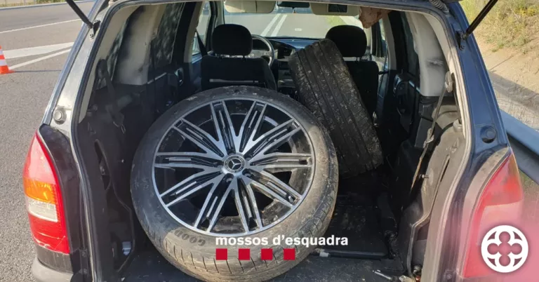 Dos detinguts per robar rodes i llantes de vehicles de gamma alta en un concessionari de Lleida
