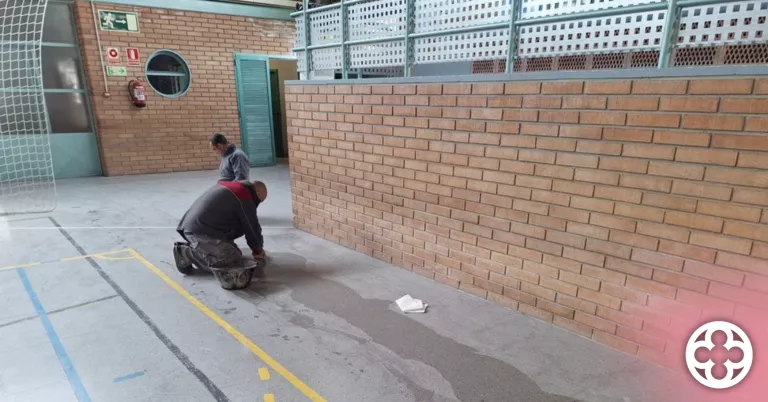 Millores en la superfície de la pista del Pavelló Municipal de Magraners