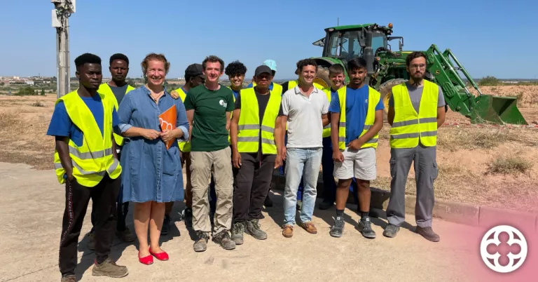 Joves migrants es formen com a tractoristes