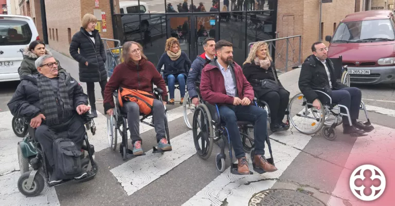 Regidors de Lleida experimenten les dificultats d'accessibilitat per a persones amb mobilitat reduïda