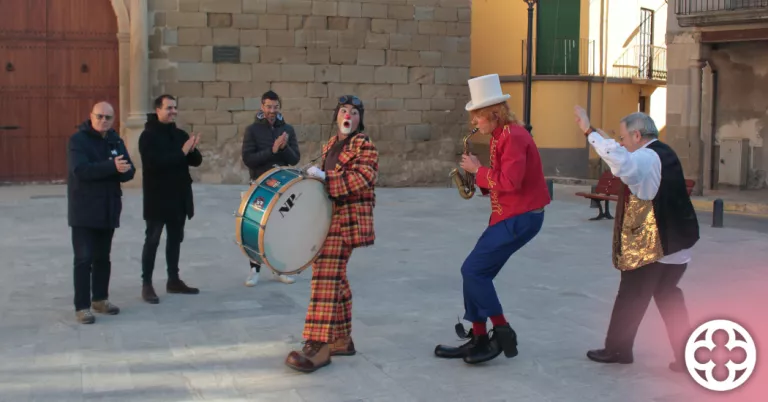 Pallassos, músics i mags retran homenatge a Magí Valls a Linyola
