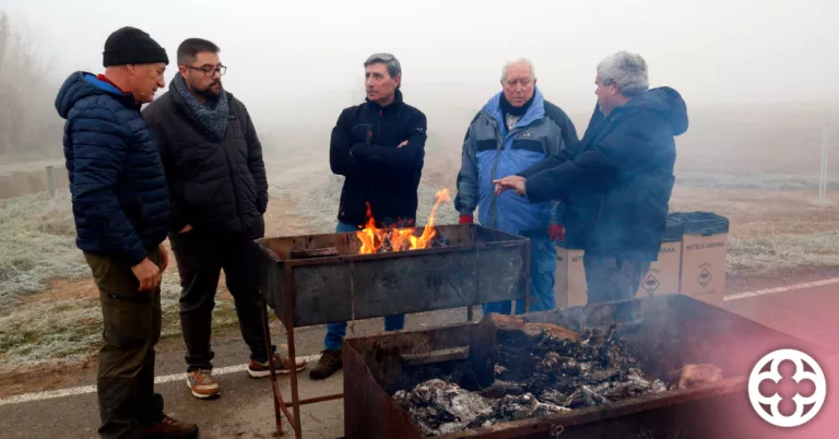 Afectats per una línia d'alta tensió a Alcarràs tallen camins per exigir compensacions justes per les expropiacions