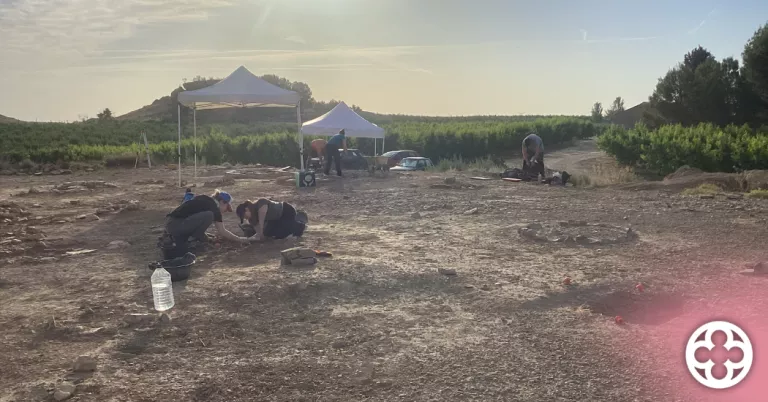 Excaven dos noves estructures funeràries i analitzen un túmul a la Vall de la Clamor