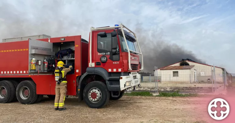 Un incendi destrueix completament una granja d'Alcarràs