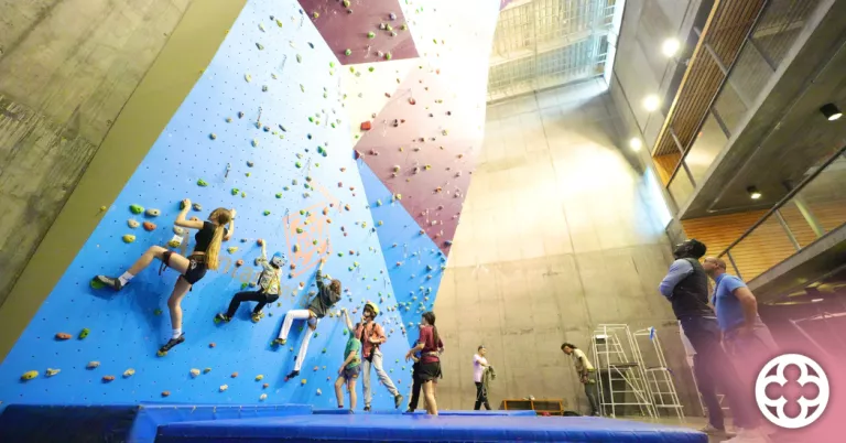 16 noies i nois participen a l’Escola Municipal d’Escalada de Lleida