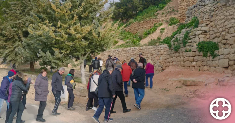 Més d'una trentena de participants en la sortida per conèixer la pedra seca a Tarrés