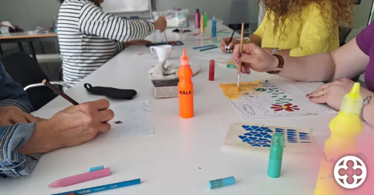 18 dones migrants de Lleida en el projecte "Dones en transformació mitjançant l'expressió artística"
