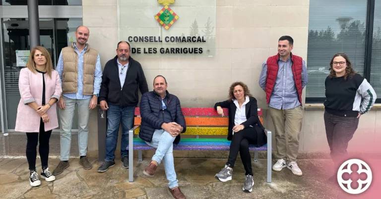 El Consell Comarcal de les Garrigues inaugura un banc LGTBI+ per visibilitzar el Servei d’Atenció Integral