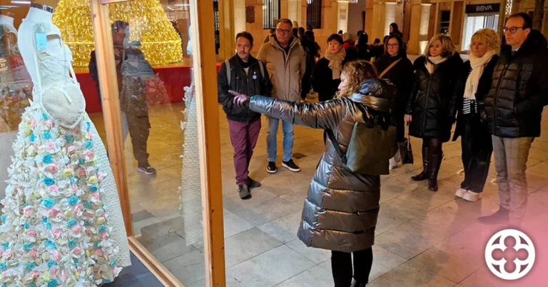 Els vestits de paper tornen a sortir als carrers de Mollerussa