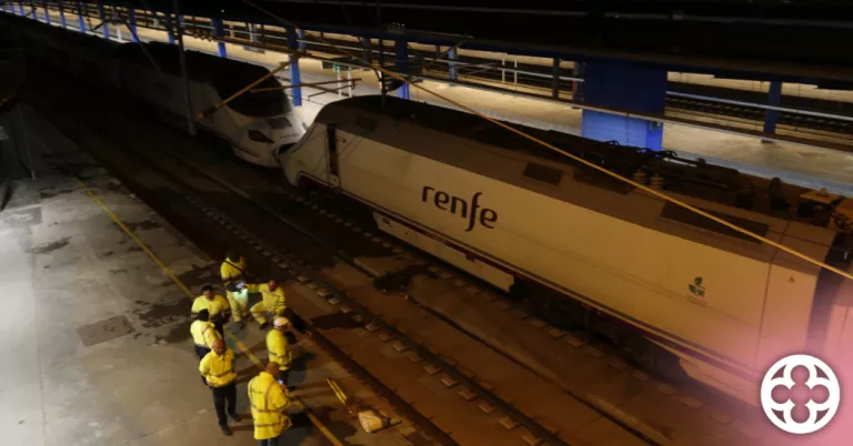 Un mort i un ferit en intentar pujar al sostre d'un tren a l'estació de Lleida