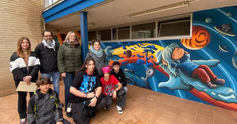 Alumnes de l'Escola d’Arts Ondara representen l’imaginari infantil en un mural a Tàrrega