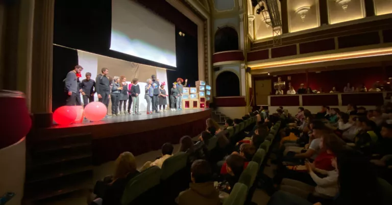 Alumnes de l’Escola Alba combaten l’assetjament damunt de l’escenari