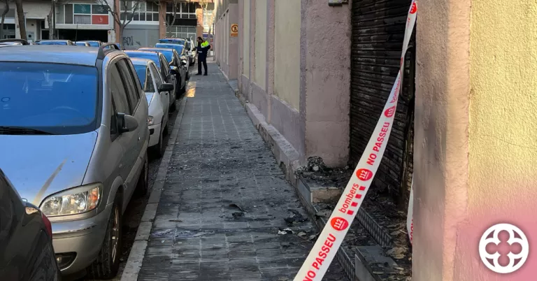 Un home acusat de sis delictes cala foc a una fàbrica a Pardinyes
