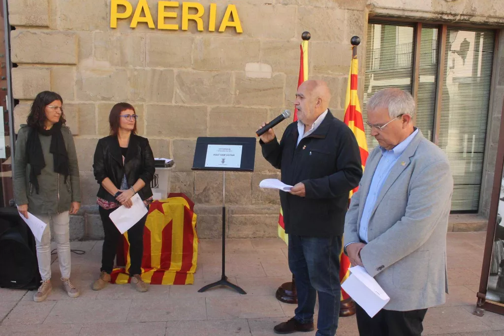 Cervera col·loca plaques commemoratives amb motiu del 5è aniversari del referèndum de l'1-O