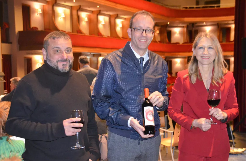 Òpera i vi amb etiqueta commemorativa mariden al Teatre L'Amistat en el seu centenari