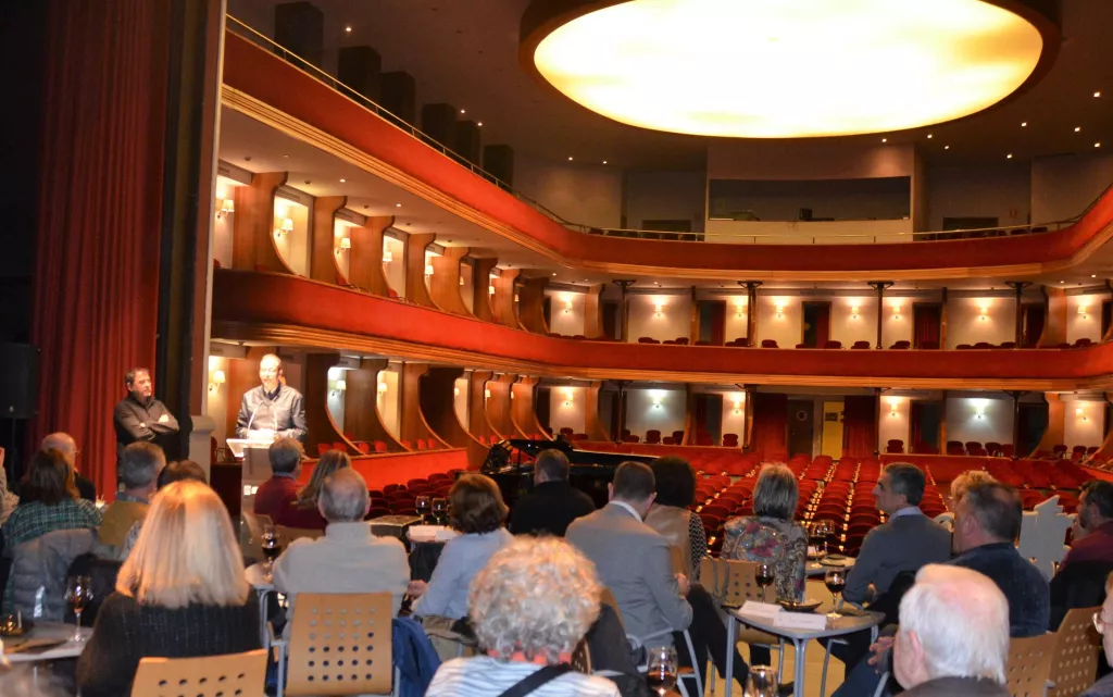 Òpera i vi amb etiqueta commemorativa mariden al Teatre L'Amistat en el seu centenari