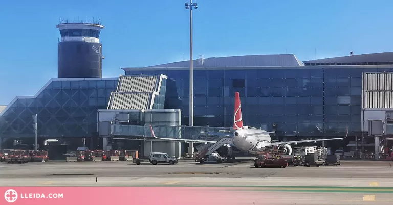 Proposen sancionar una coneguda aerolínia per exigir maquillatge i talons a les hostesses