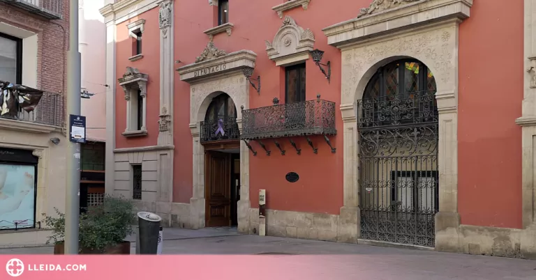 Arranquen de nit la pancarta a favor de l'amnistia de la façana de la Diputació de Lleida