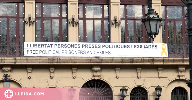 Vox denuncia Pueyo per la pancarta i els llaços grocs de suport als presos de la Paeria