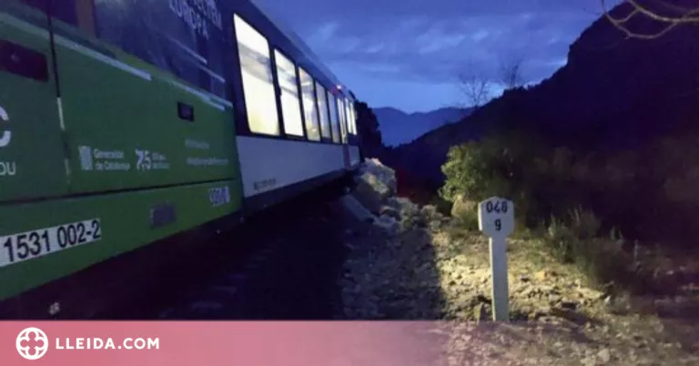Un tren de Lleida topa amb una esllavissada de roques sense provocar ferits
