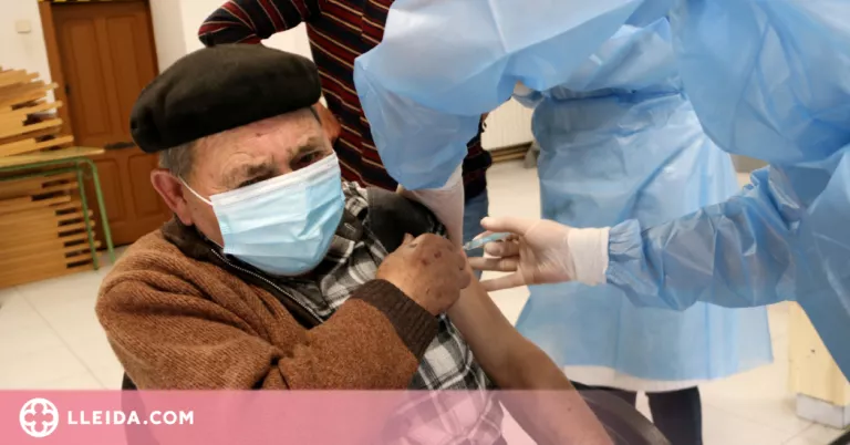 El 30% de les persones entre 60 i 65 anys ja ha rebut la primera dosi de la vacuna