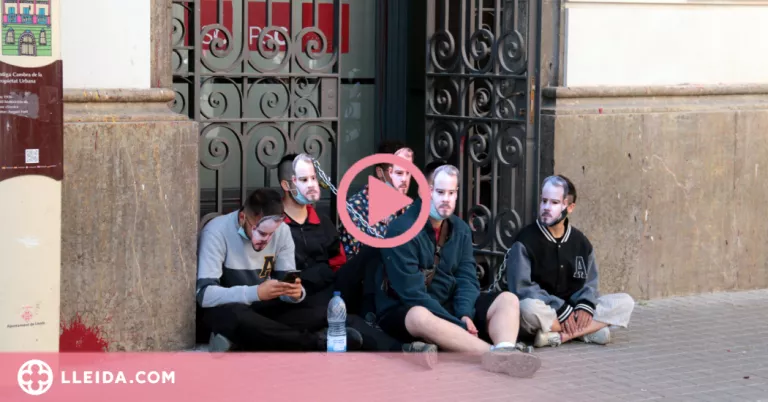 ⏯️ Cinc joves s'encadenen a la seu del PSC de Lleida per reclamar l'alliberament de Hasel