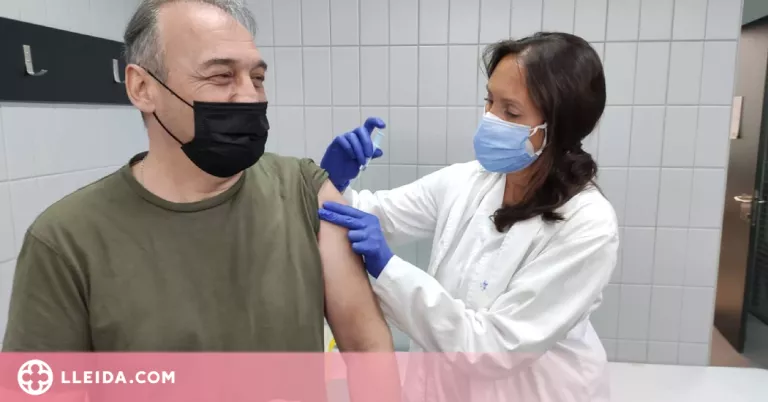 Salut habilita un registre perquè les persones sense targeta sanitària s'identifiquin per vacunar-se