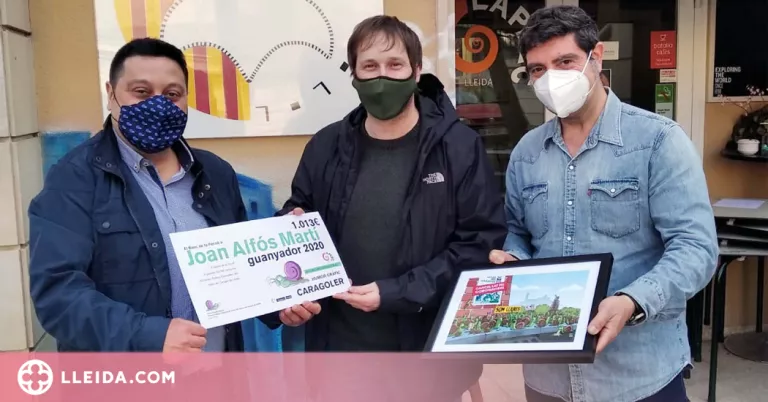 Joan Alfós lliura a la Fecoll la seva vinyeta guanyadora del Concurs d'Humor Gràfic Caragoler