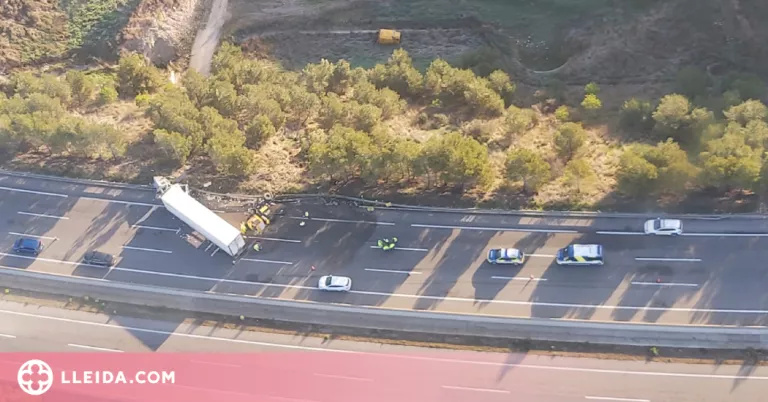 Un ferit greu en un accident entre dos camions a l'A-2 a Cervera