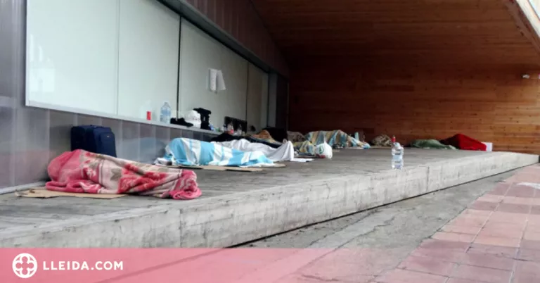 Denuncien la "manca de previsió i de recursos" de la Paeria pels temporers que dormen al carrer