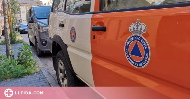 Un vehicle de Protecció Civil recorre Lleida recordant mesures contra la covid-19