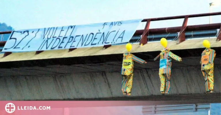 Apareixen ninots d'ERC, JxCat i la CUP penjats a diversos ponts