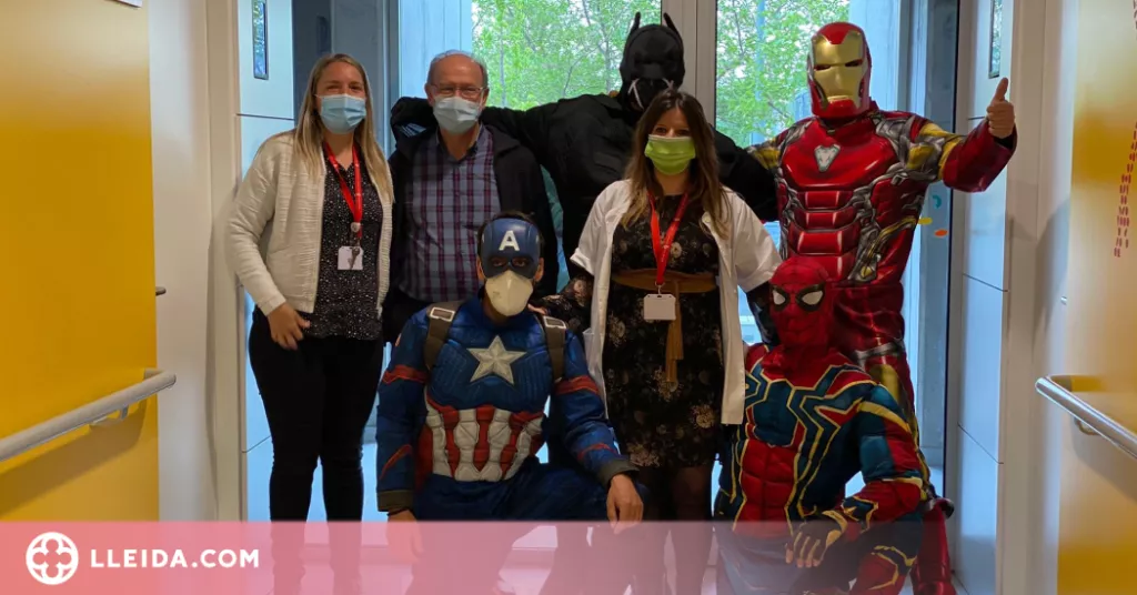 Superherois visiten infants i adolescents d'un hospital lleidatà