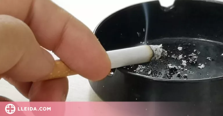 Sanitat prohibeix fumar al carrer si no es manté la distància