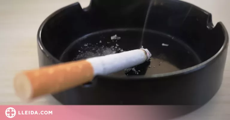 Nou de cada deu persones fumen davant de menors