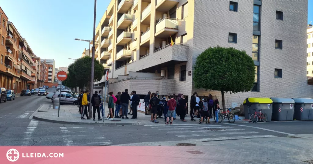 ⏯️ La PAH intenta aturar el desallotjament de 12 famílies a la Bordeta