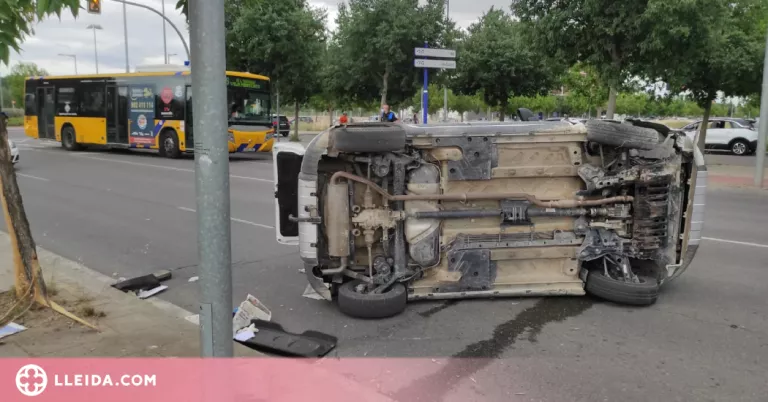 Condueix begut i acaba amb el seu vehicle bolcat enmig de la via a Lleida