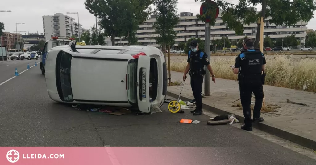 Condueix begut i acaba amb el seu vehicle bolcat enmig de la via a Lleida