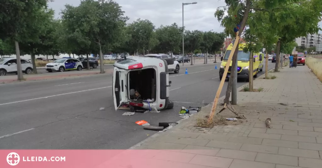 Condueix begut i acaba amb el seu vehicle bolcat enmig de la via a Lleida