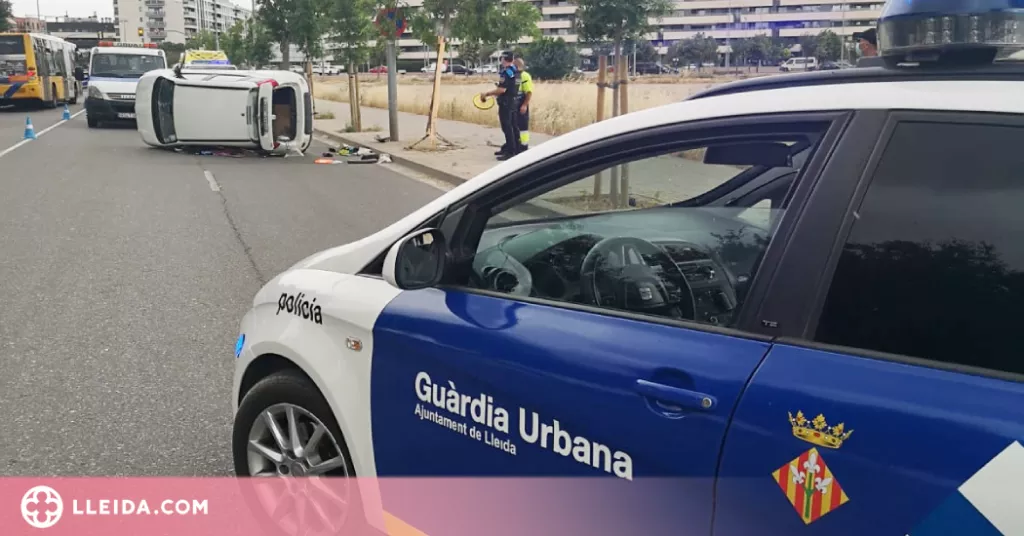 Condueix begut i acaba amb el seu vehicle bolcat enmig de la via a Lleida