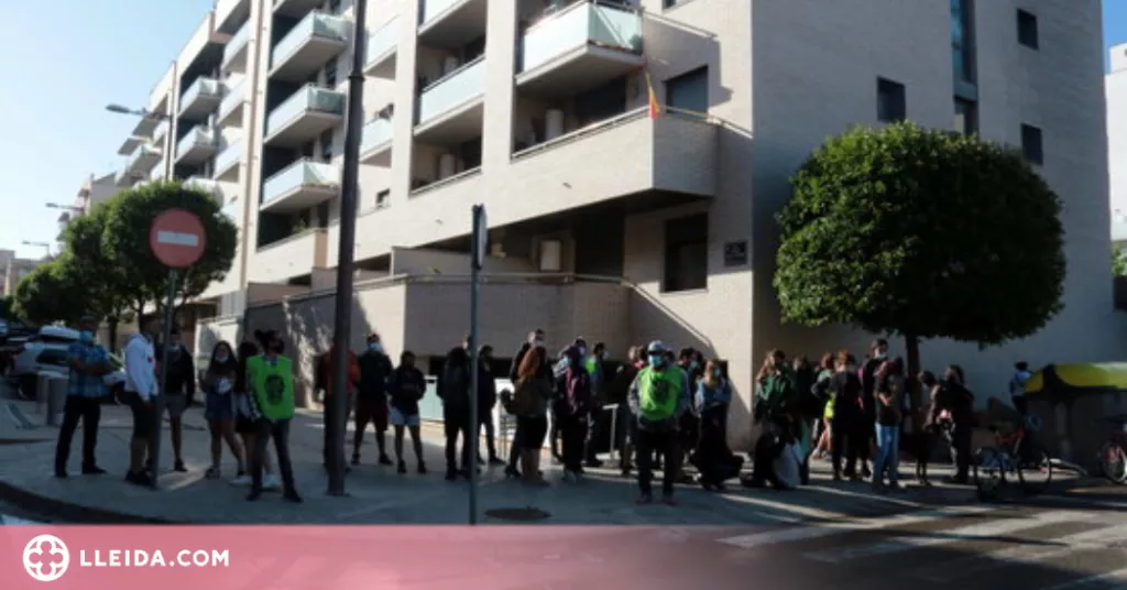 ⏯️ La PAH intenta aturar el desallotjament de 12 famílies a la Bordeta