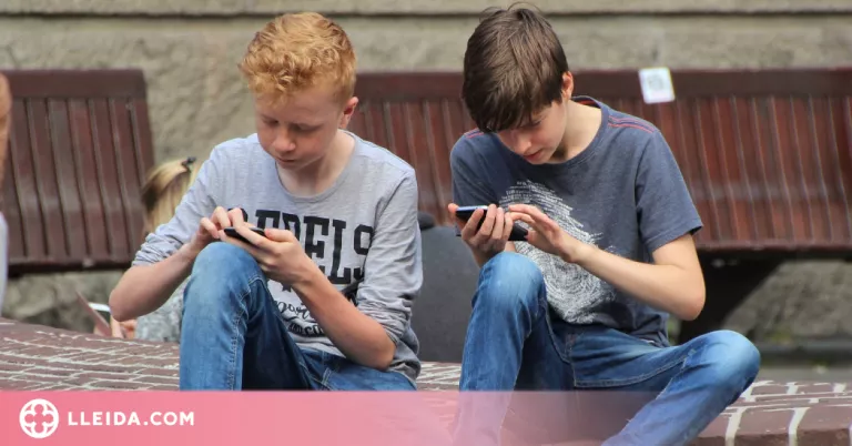 Un de cada tres joves té problemes per controlar l'ús del mòbil, segons un estudi