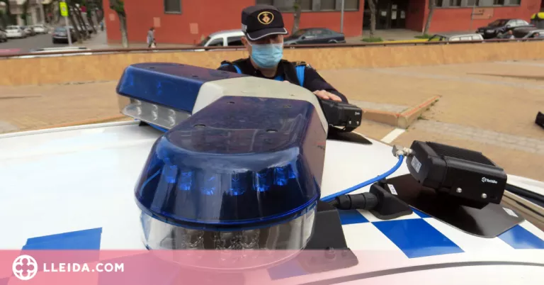 Condueix sense carnet, es salta una senyalització i xoca contra un altre vehicle