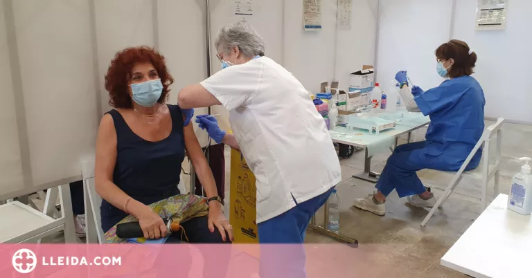 Comença la vacunació massiva de les persones d'entre 45 i 49 anys