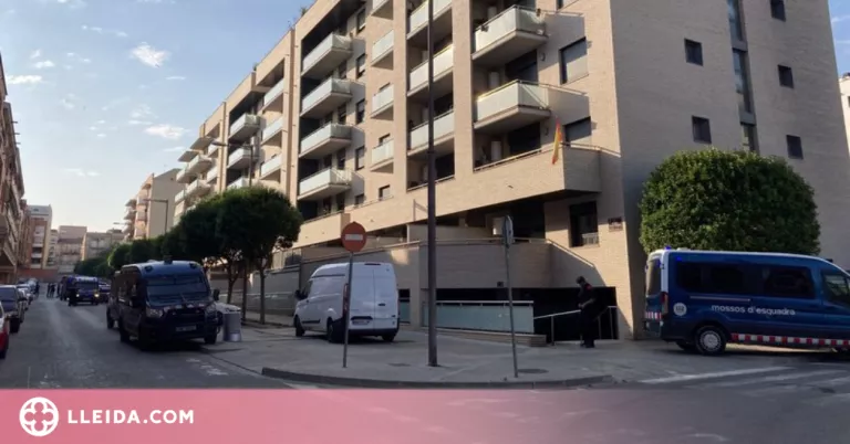 Els Mossos desallotgen la desena de famílies que ocupen un habitatge a la Bordeta