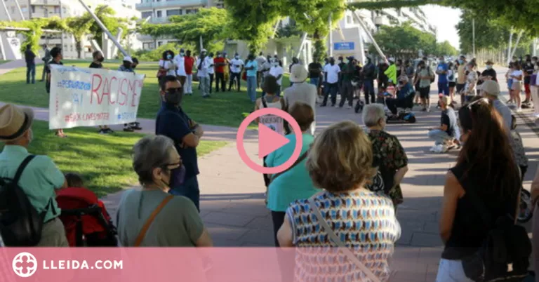 ⏯️ Concentració a Lleida contra l'agressió racista que va patir un veí d'origen senegalès