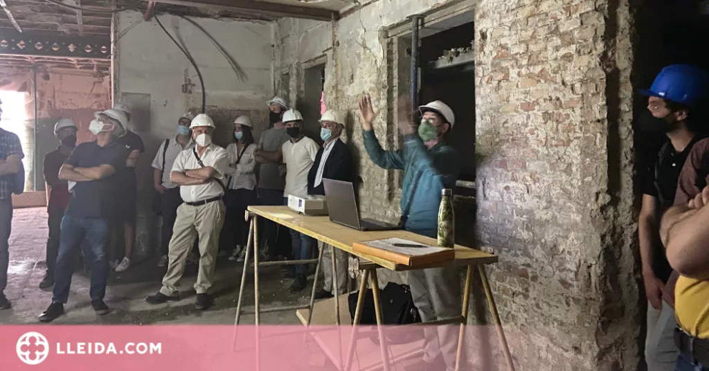 Una quarantena d’arquitectes visiten un edifici en rehabilitació del Centre Històric de Lleida