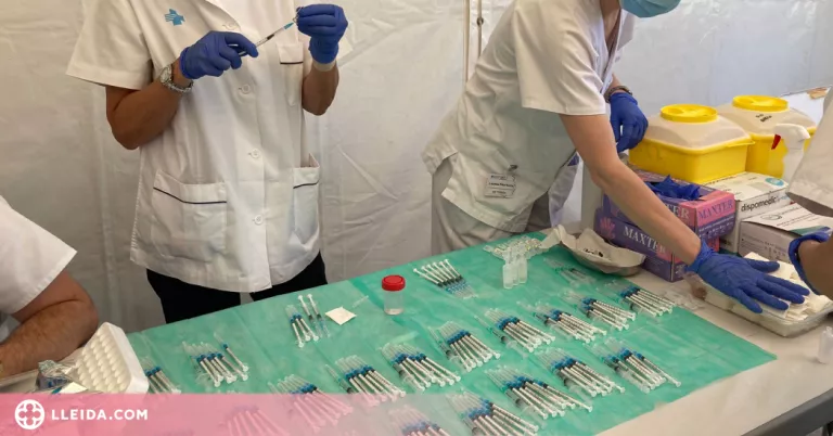 Estrangers sense targeta sanitària vacunats a Catalunya no poden accedir al passaport europeu